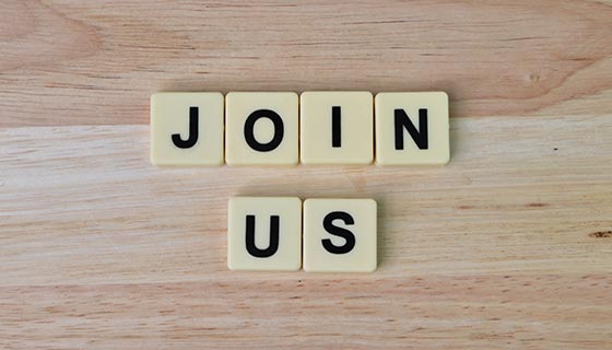 摆在木桌上的 join us 塑料方块图片素材(JPG)