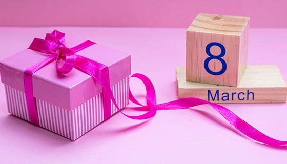 精美礼物和木质方块日历设计妇女节/女神节背景图片素材(JPG)