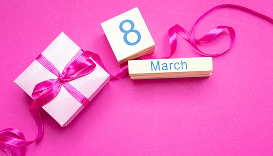 精美礼盒和木质日历设计妇女节/女神节背景图片素材(JPG)