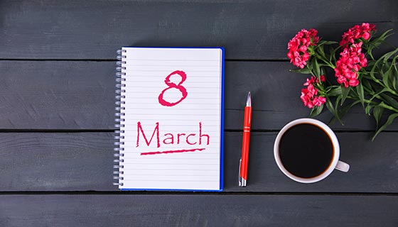 写着3月8号的活页本和咖啡花朵等设计妇女节/女神节背景图片素材(JPG)