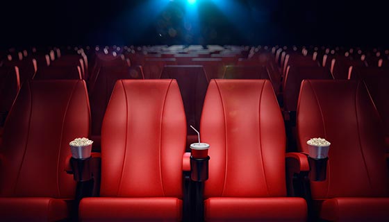 红色的电影院座椅和扶手上的可乐爆米花图片素材(JPG)