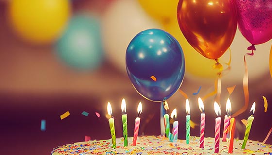 点着蜡烛的生日蛋糕和气球设计高清生日快乐背景图片素材(JPG)