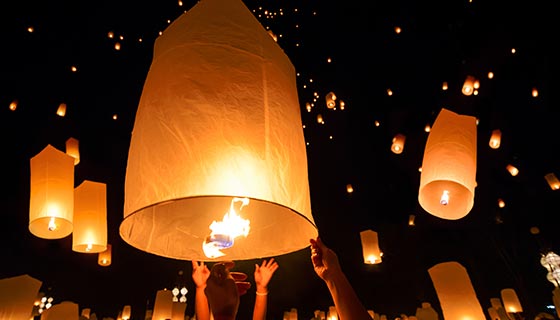 放孔明灯祈福高清图片素材(JPG)