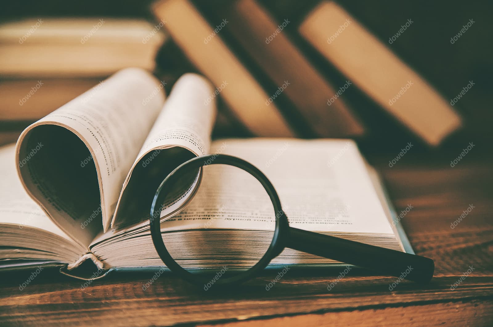 翻开的书本和放大镜高清图片素材(JPG)