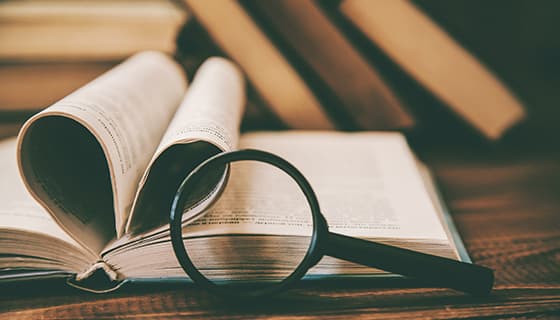 翻开的书本和放大镜高清图片素材(JPG)