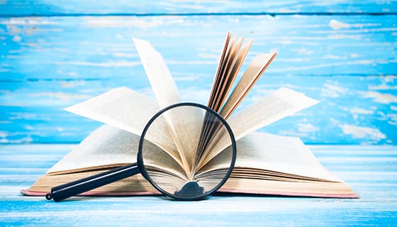 翻开的书本和放大镜高清图片素材(JPG)