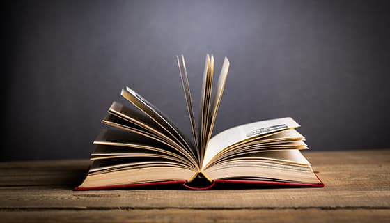 木桌上翻开的书本高清图片素材(JPG)