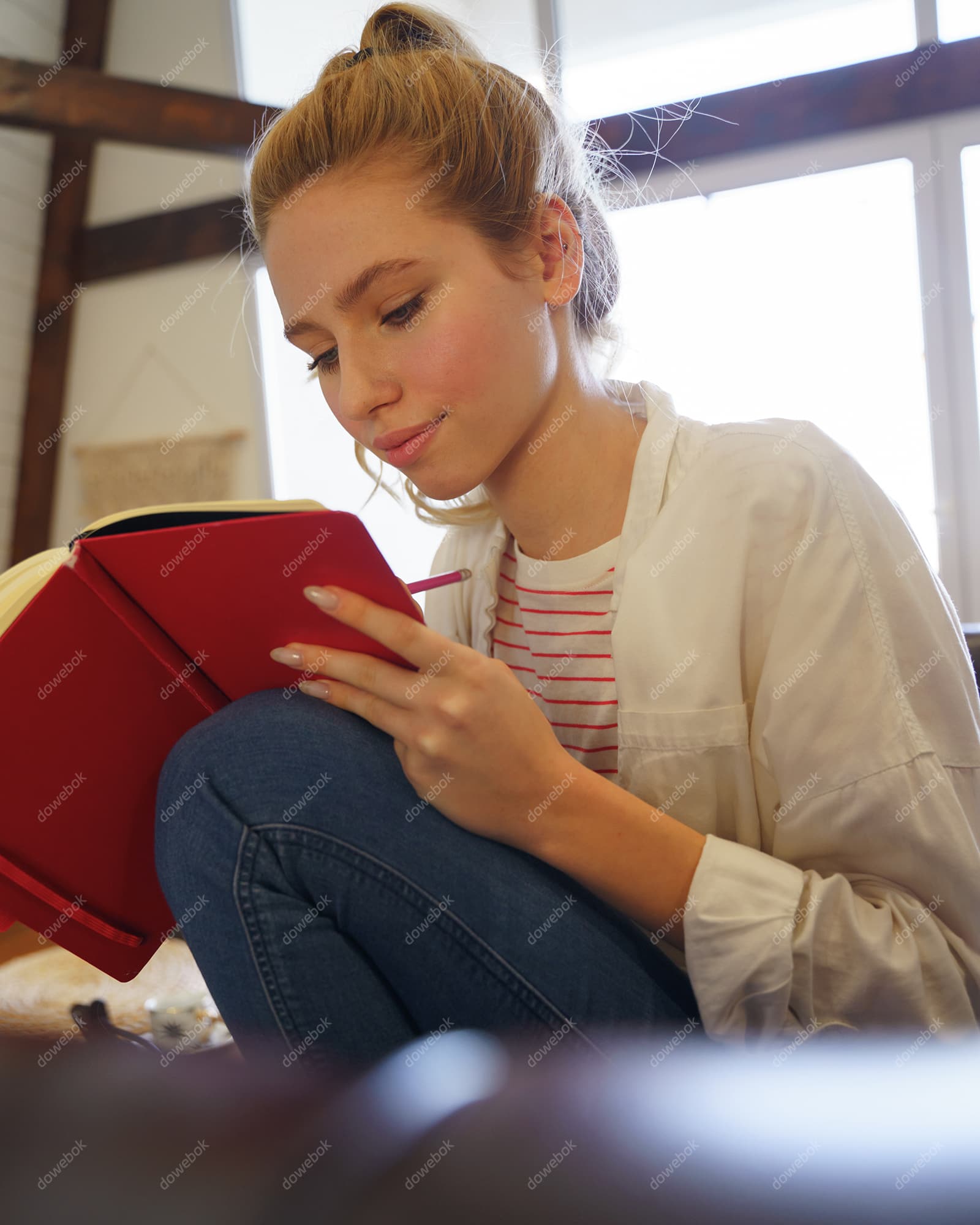 认真看书的女孩高清图片素材(JPG)