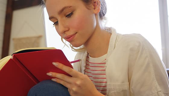 认真看书的女孩高清图片素材(JPG)