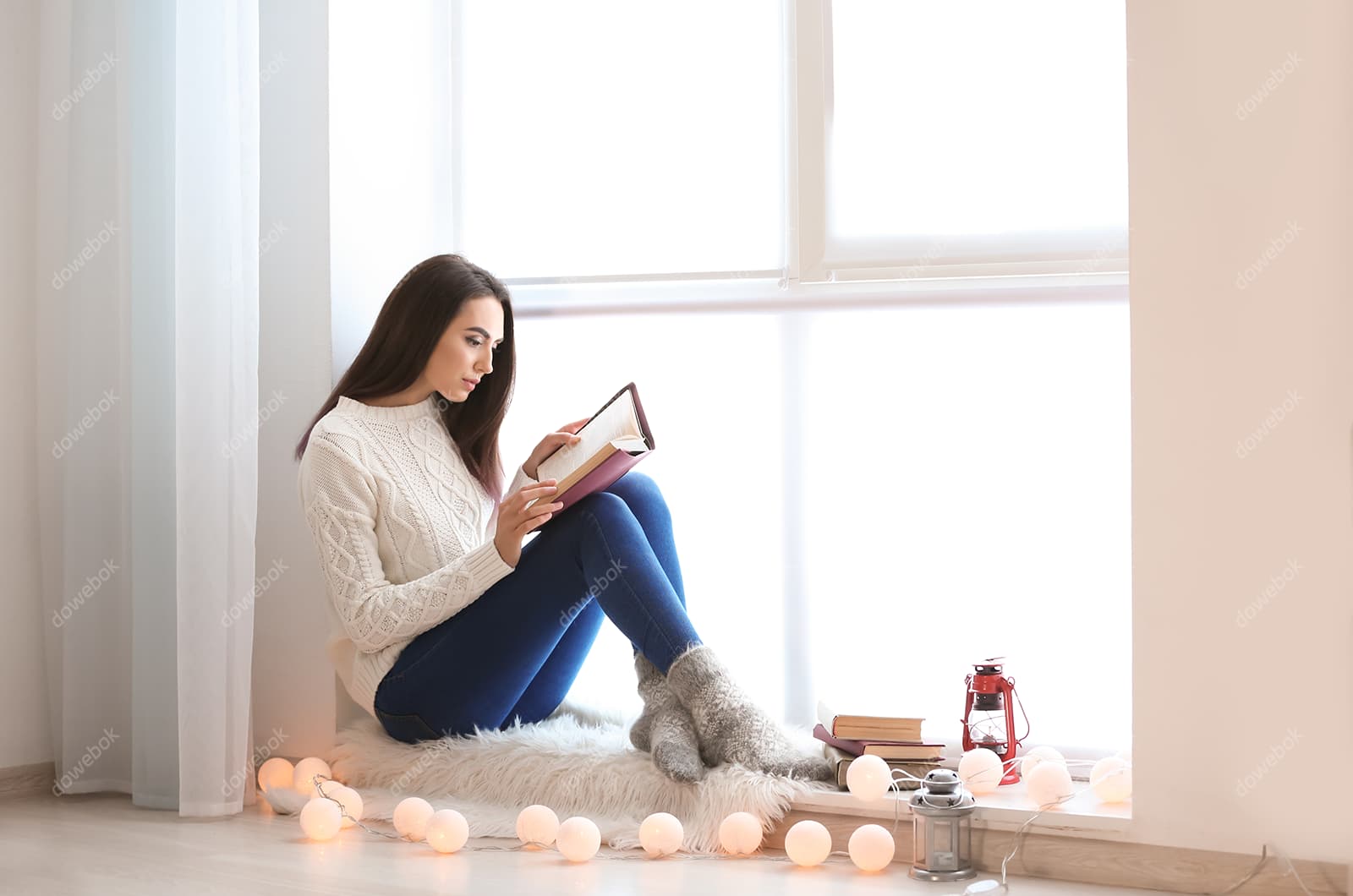 坐在自己窗台上看书的女子高清图片素材(JPG)