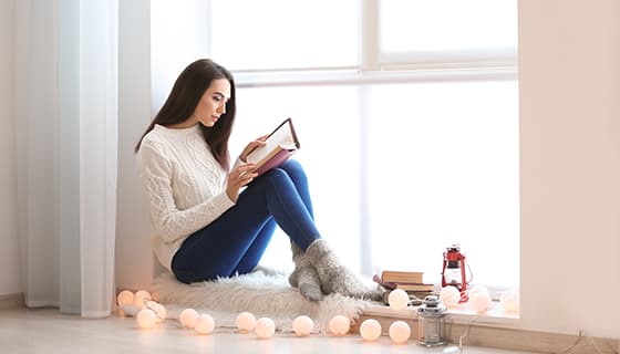 坐在自己窗台上看书的女子高清图片素材(JPG)