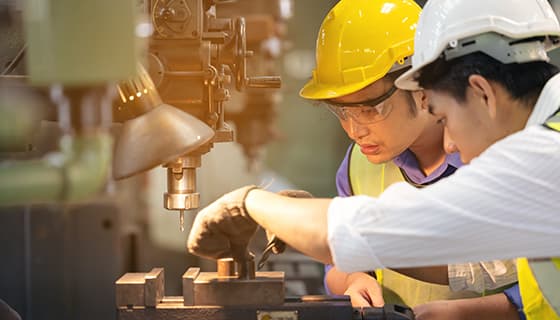 两名的对着机器认真工作的工人工程师高清图片素材(JPG)