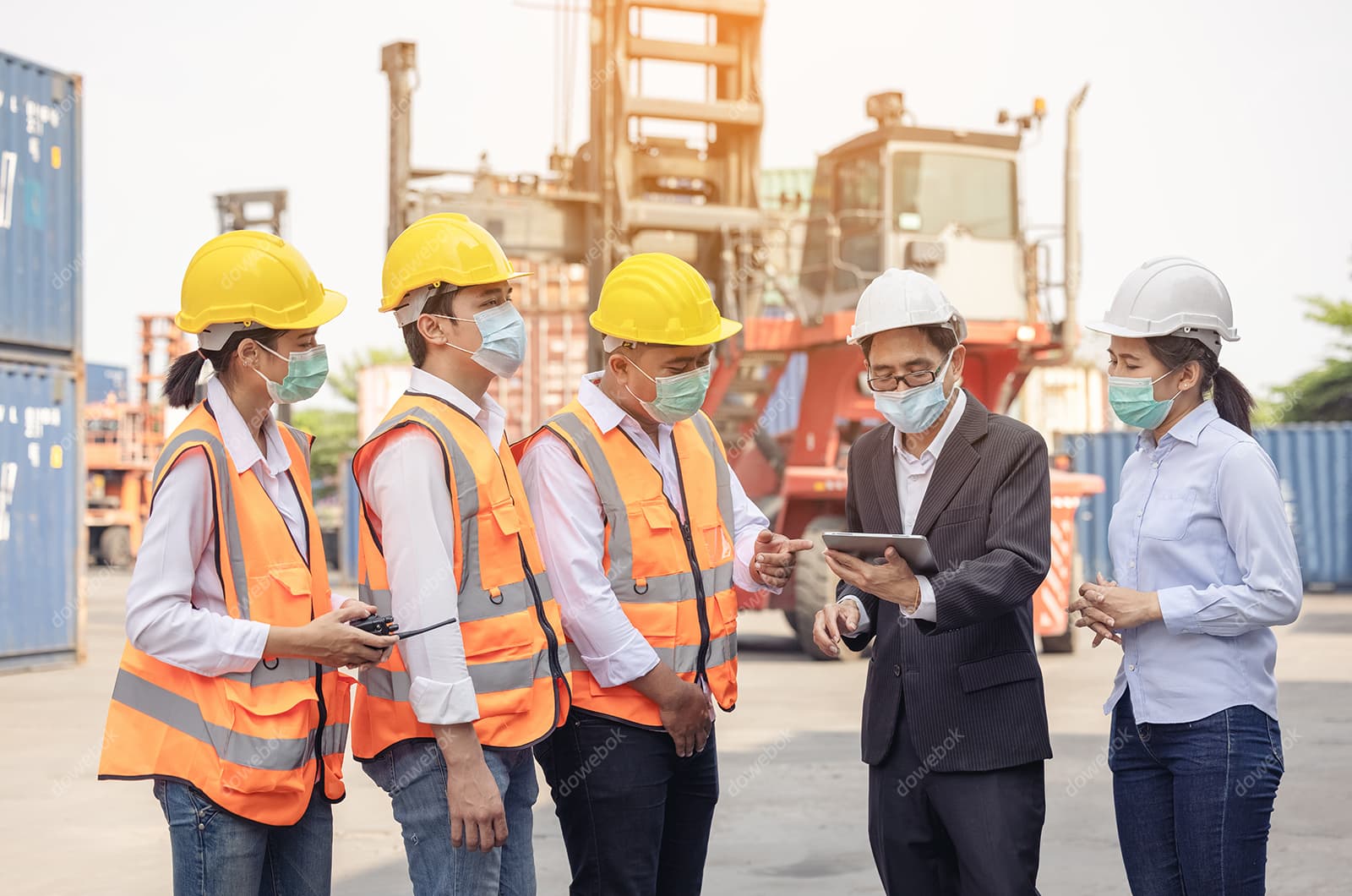 工程师和工人一起讨论工作检查集装箱高清图片素材(JPG)