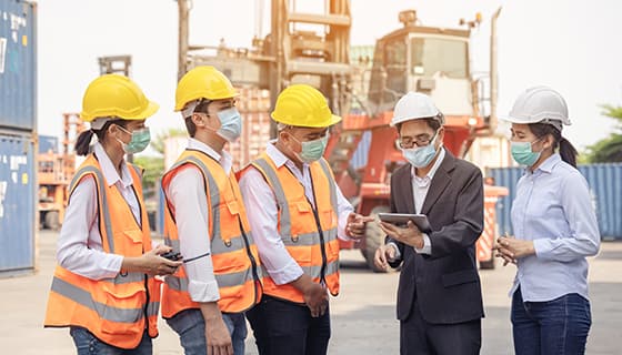 工程师和工人一起讨论工作检查集装箱高清图片素材(JPG)