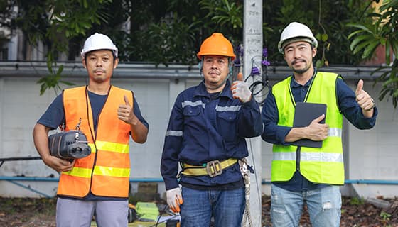 竖起大拇指的工程师和工人高清图片素材(JPG)