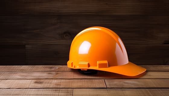 木板上的橙色头盔安全帽高清图片素材(JPG)