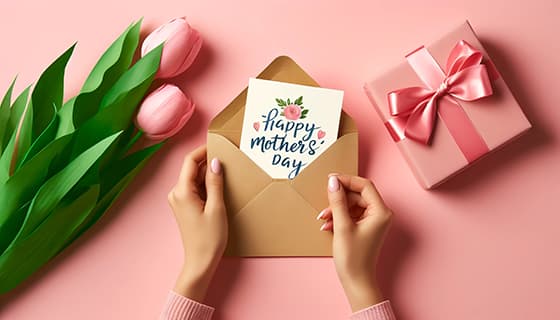 母亲拆开收到的母亲节贺卡图片素材(JPG)