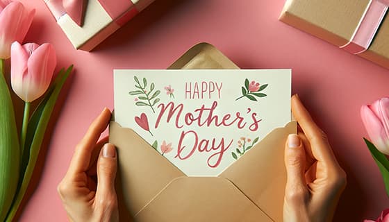 母亲拆开收到的母亲节贺卡图片素材(JPG)