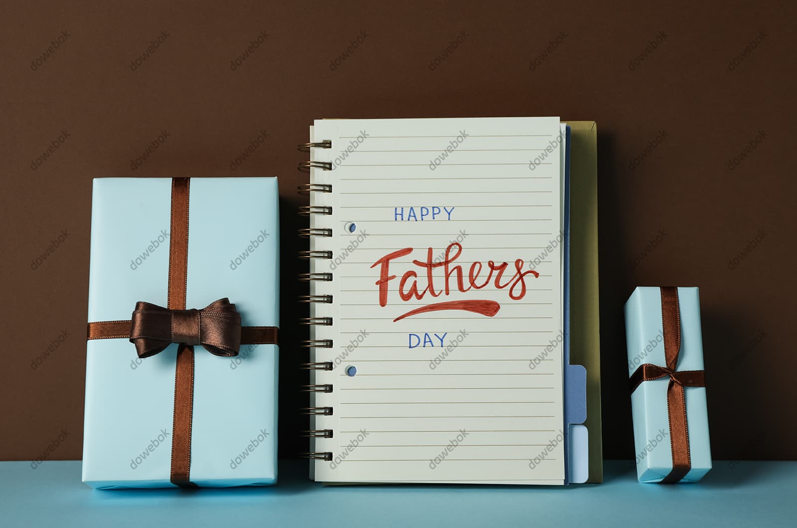 包装好的礼物和记事本设计父亲节背景图片素材(JPG)