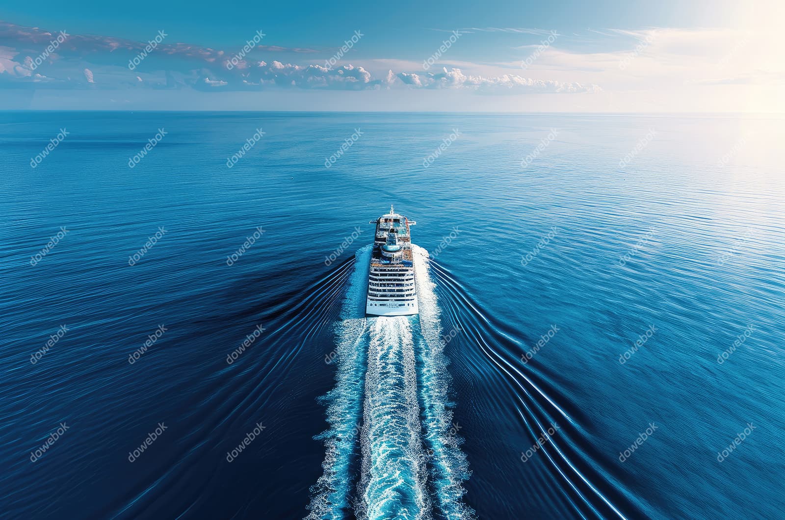 浩瀚海洋上航行的游轮图片素材(JPG)