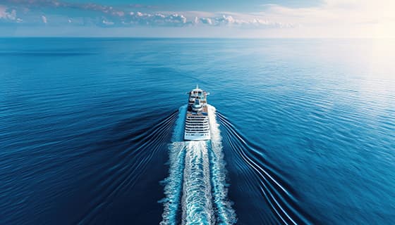 浩瀚海洋上航行的游轮图片素材(JPG)