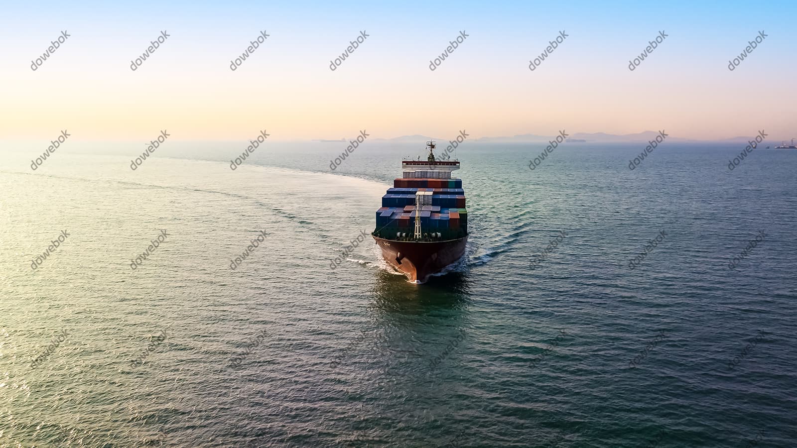 装满货物航行在海上的大型货轮图片素材(JPG)