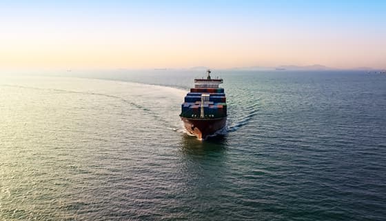 装满货物航行在海上的大型货轮图片素材(JPG)