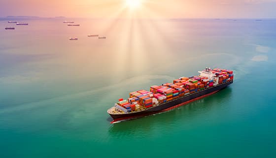 装满货物航行在海上的大型货轮图片素材(JPG)