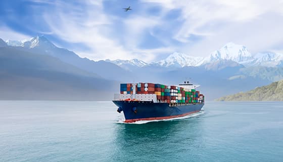 装满货物航行在海上的大型货轮图片素材(JPG)