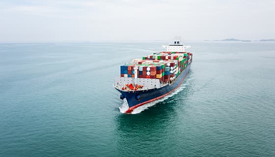 装满货物航行在海上的大型货轮图片素材(JPG)