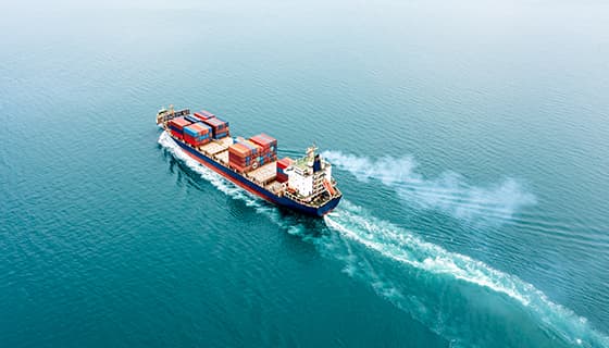 装满货物航行在海上的大型货轮图片素材(JPG)