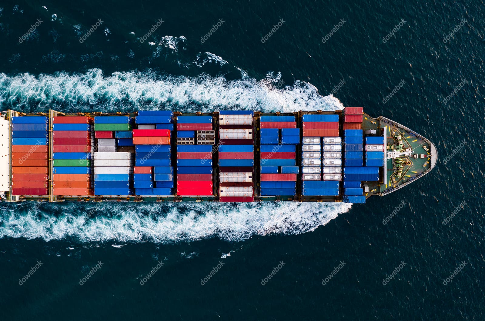 装满货物航行在海上的大型货轮图片素材(JPG)