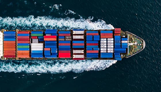 装满货物航行在海上的大型货轮图片素材(JPG)