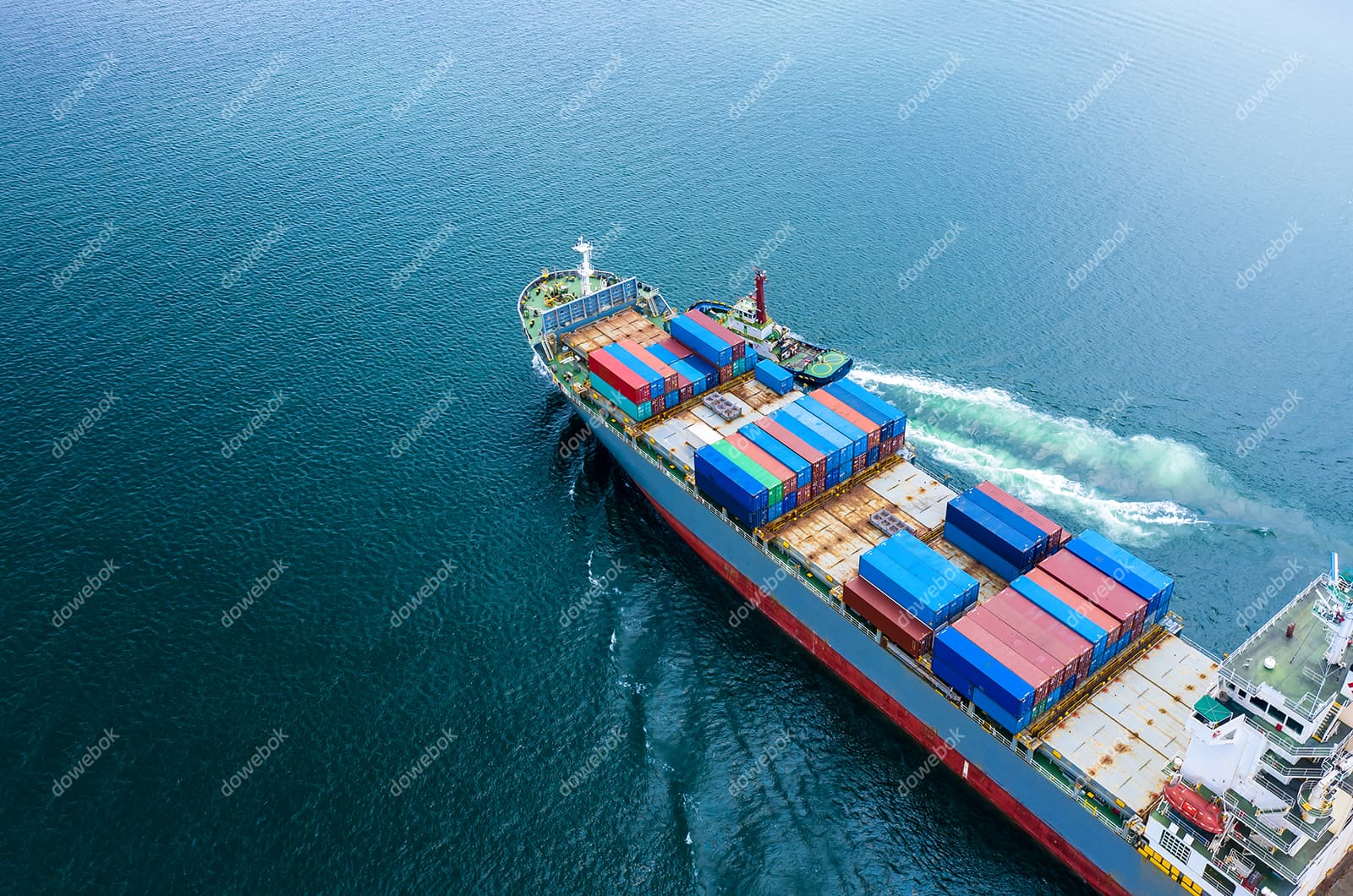 装满货物航行在海上的大型货轮图片素材(JPG)