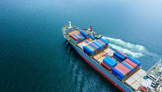 装满货物航行在海上的大型货轮图片素材(JPG)
