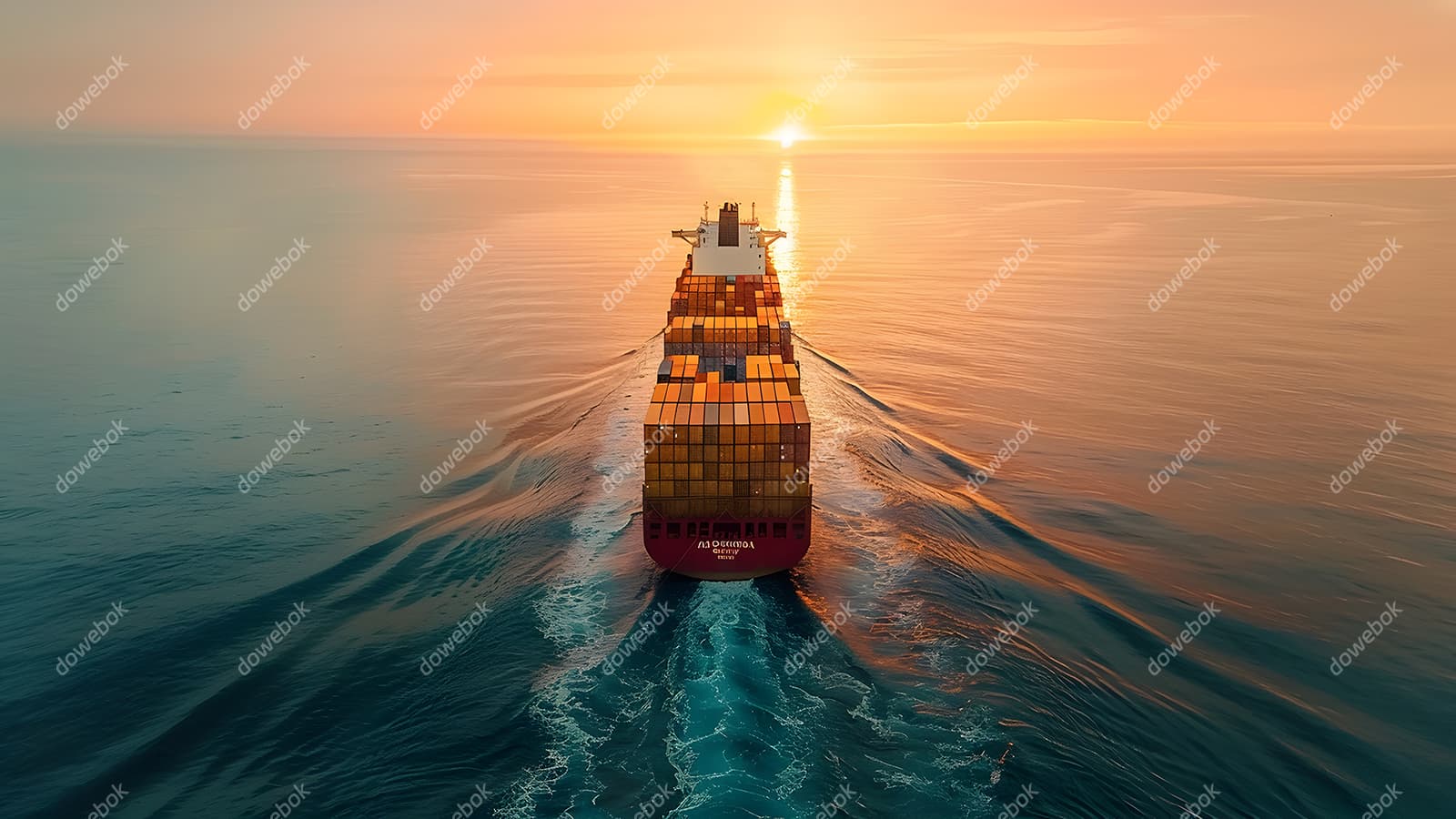 夕阳下一艘装满货物航行在大海上的货轮图片素材(JPG)