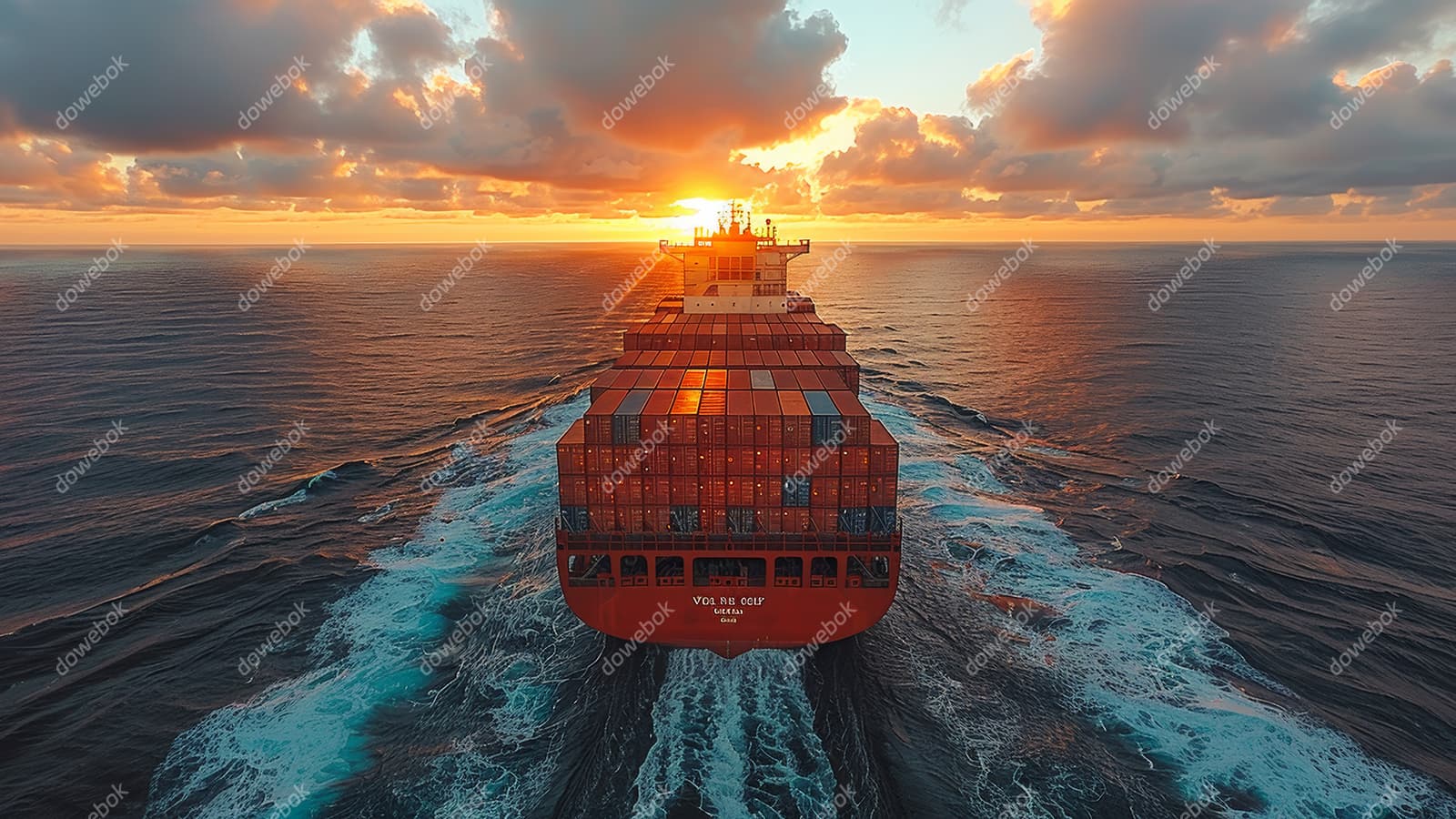 夕阳下一艘装满货物航行在大海上的货轮图片素材(JPG)