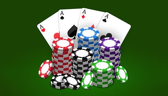 四张扑克A和一堆筹码矢量素材(EPS)