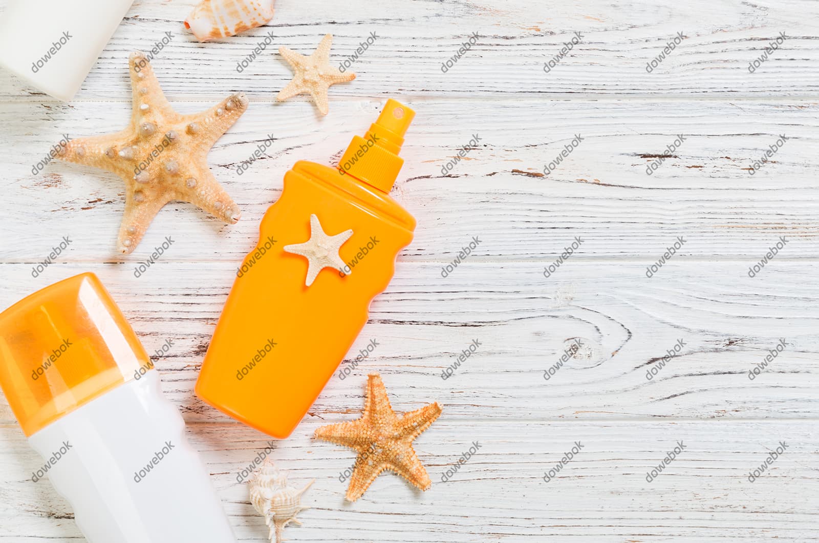 木桌上的防晒霜和海星图片素材(JPG)