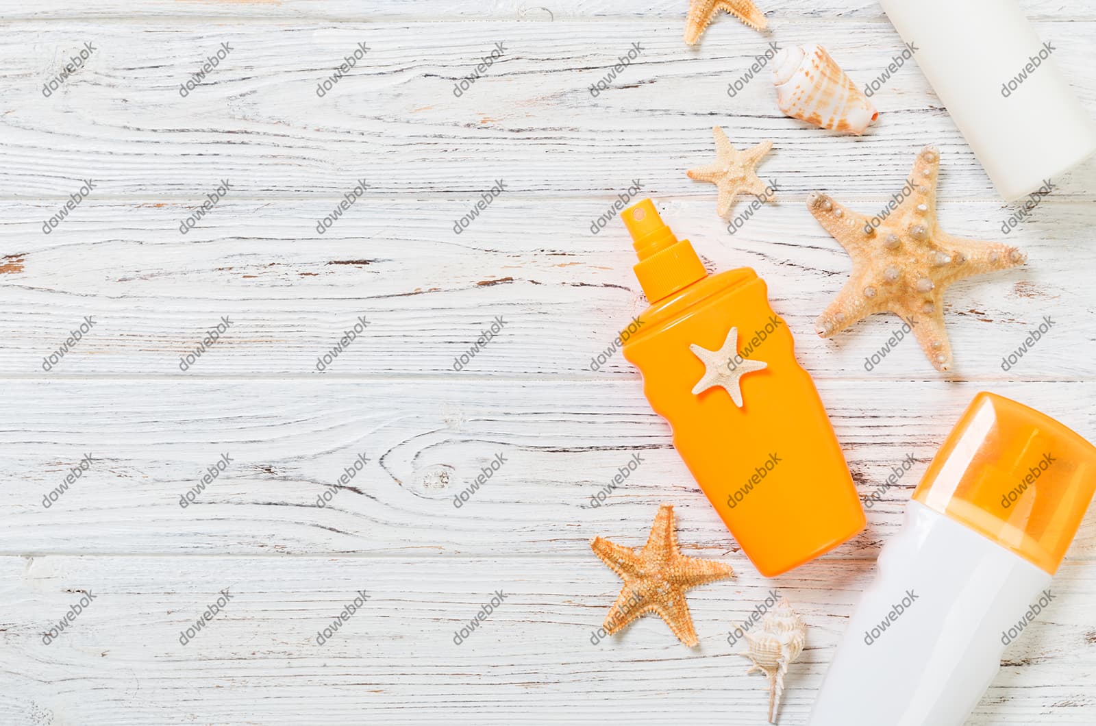 木桌上的防晒霜海星贝壳图片素材(JPG)
