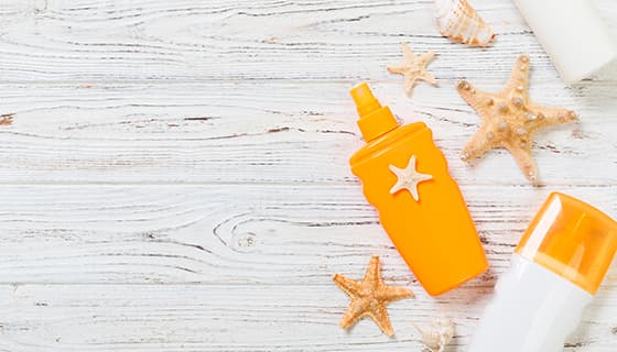 木桌上的防晒霜海星贝壳图片素材(JPG)