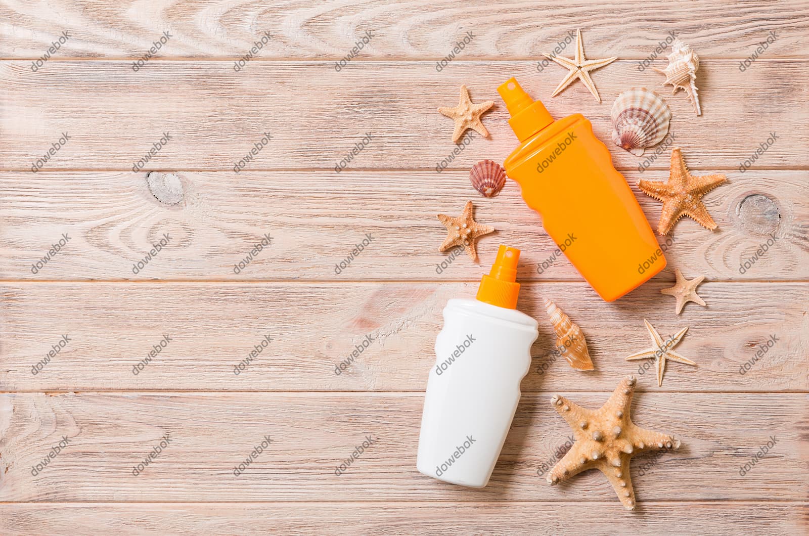 木桌上的防晒霜海星贝壳图片素材(JPG)