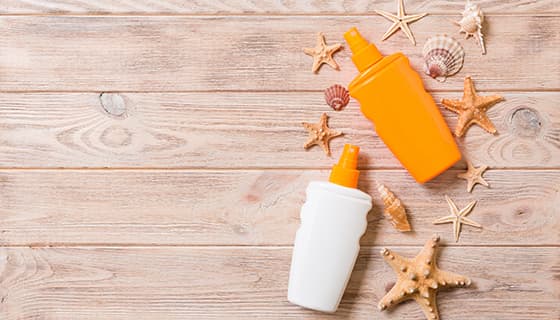 木桌上的防晒霜海星贝壳图片素材(JPG)