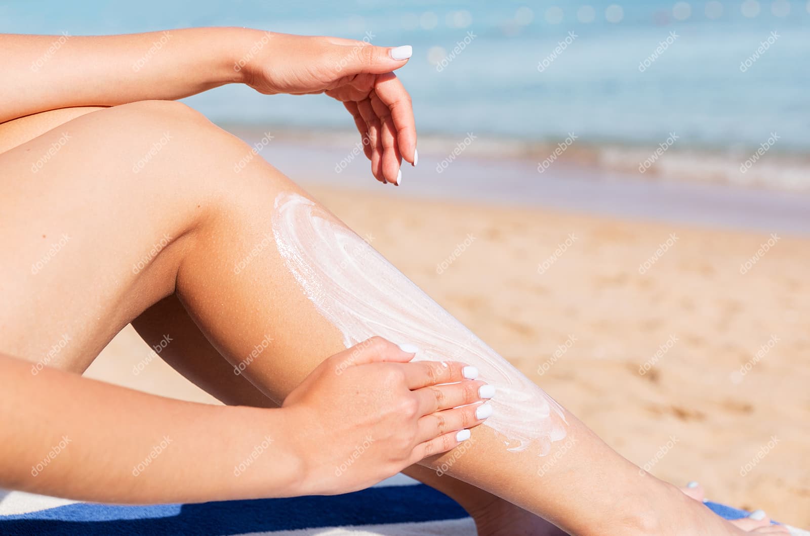 往腿上涂防晒霜图片素材(JPG)