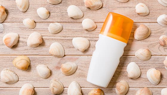 木桌上的防晒霜和贝壳图片素材(JPG)