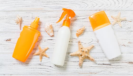 木桌上的防晒霜和贝壳图片素材(JPG)