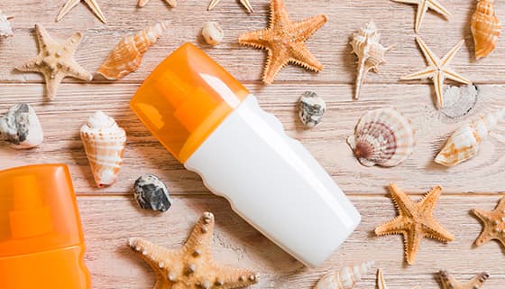 木桌上的防晒霜海星贝壳图片素材(JPG)