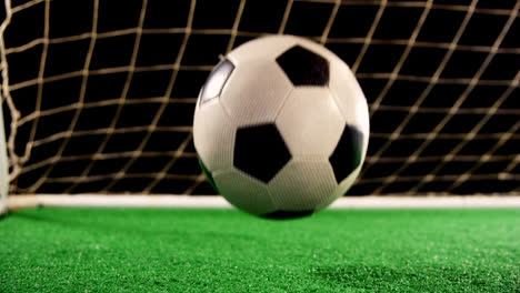 门框前跳动的足球慢动作