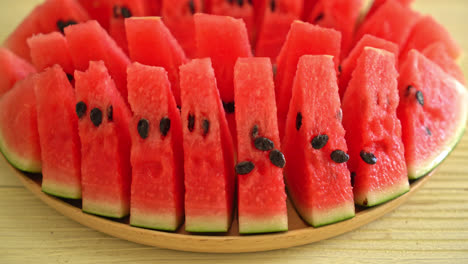 一大盘新鲜美味的西瓜片