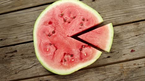 木板上切了一个三角的西瓜